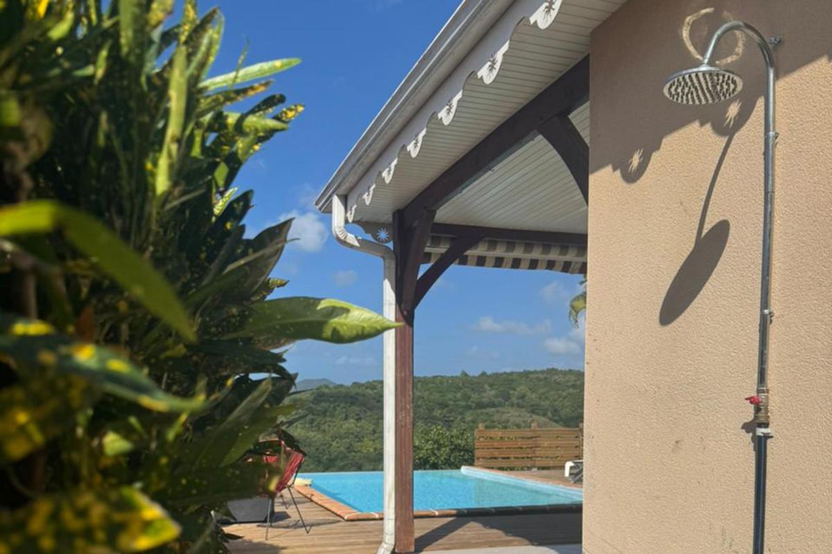12 Location villa avec piscine sainte luce martinique-douche extérieure
